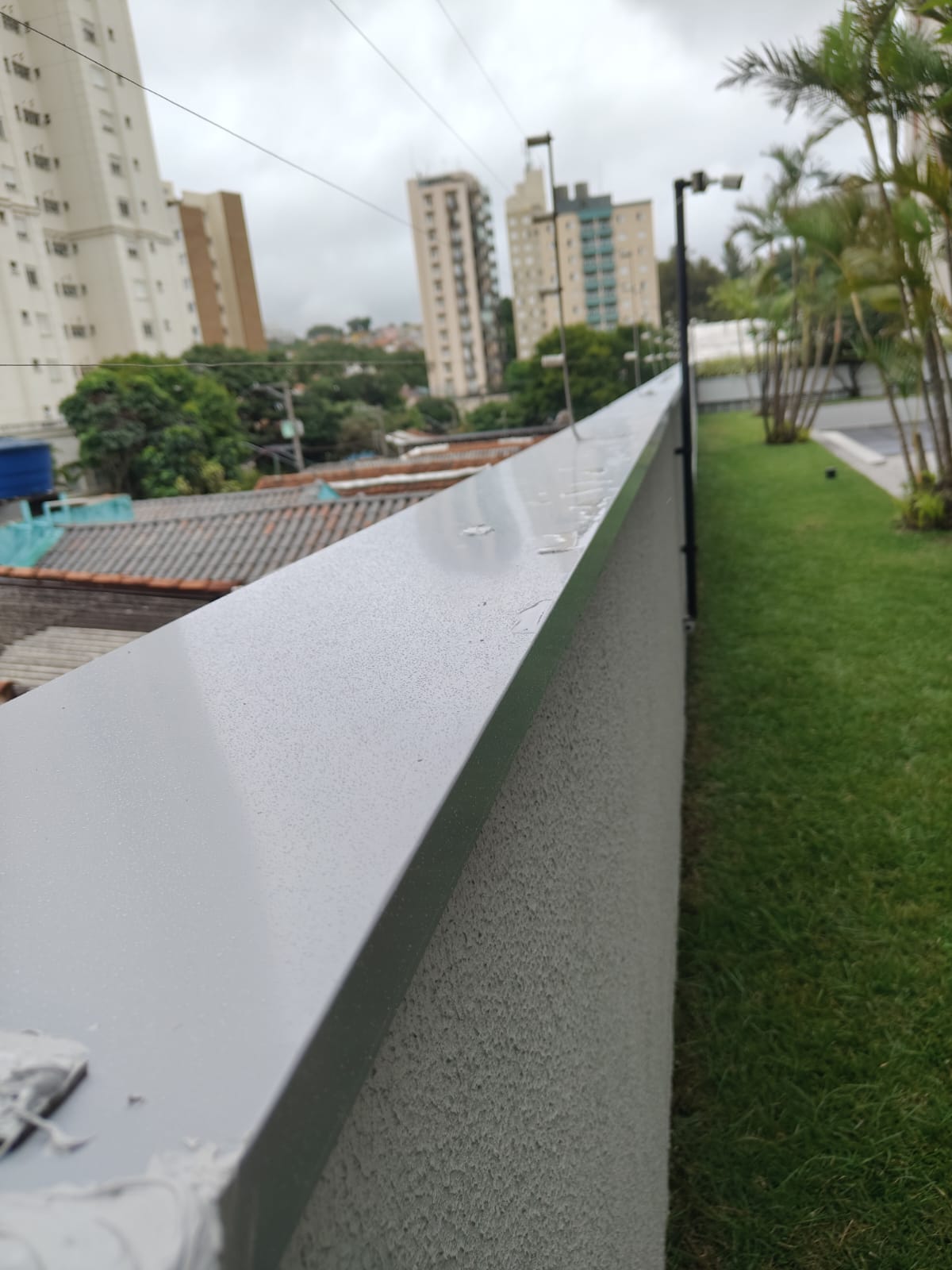 Rufo metálico pintado – fachada externa