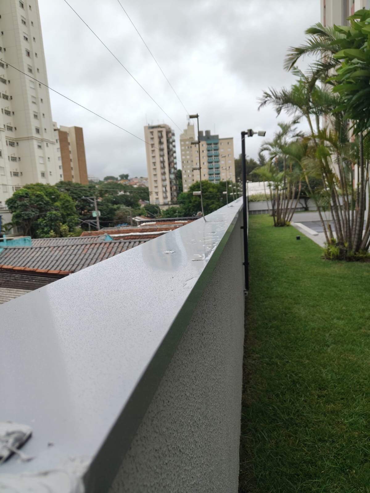 Acabamento de platibanda em condomínio