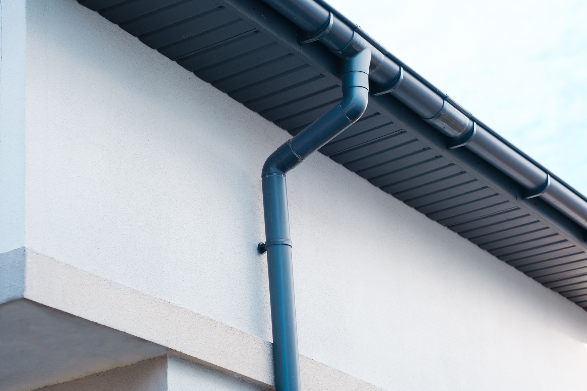 Instalação do sistema de calhas no exterior de edifícios modernos durante o dia